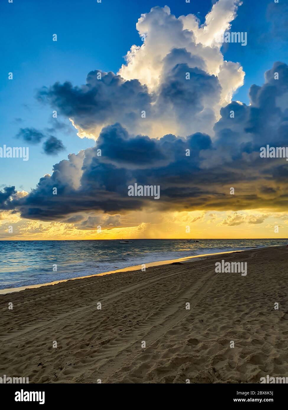 nubes de tormenta en el mar