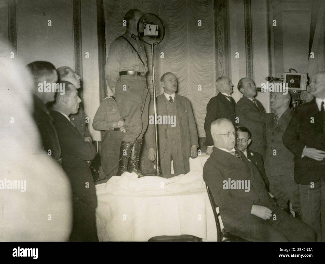 Hitler lee una declaración del gobierno del Reich. Heinrich Hoffmann