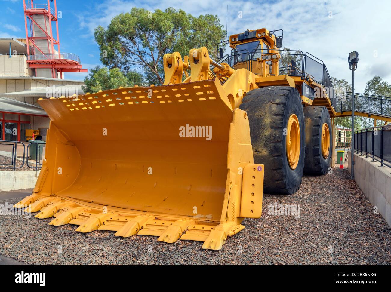 Una cargadora de ruedas Caterpillar 994 gigante utilizada en la mina de oro Super Pit (Fimiston Open Pit), la mina de turismo norte de Hannan, Kalgoorlie, campos de oro del este, Foto de stock
