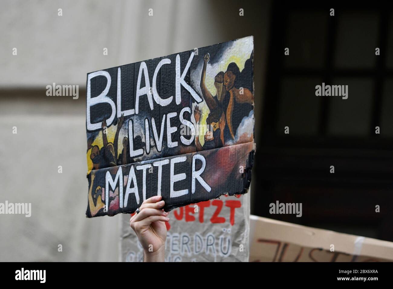 Viena, Austria. 5 de junio de 2020. La manifestación de vidas negras es importante en Viena. Los manifestantes se reunieron frente a la embajada estadounidense y se fueron al centro desde allí. Crédito: Franz PERC / Alamy Live News Foto de stock