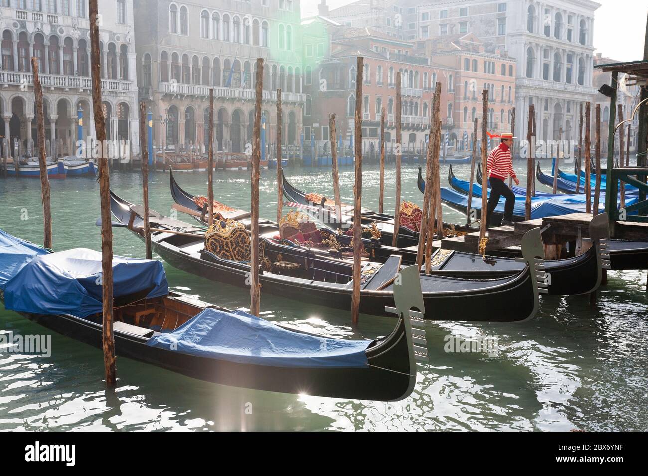 Un gondolero saliendo de una góndola en Venecia, Italia Foto de stock