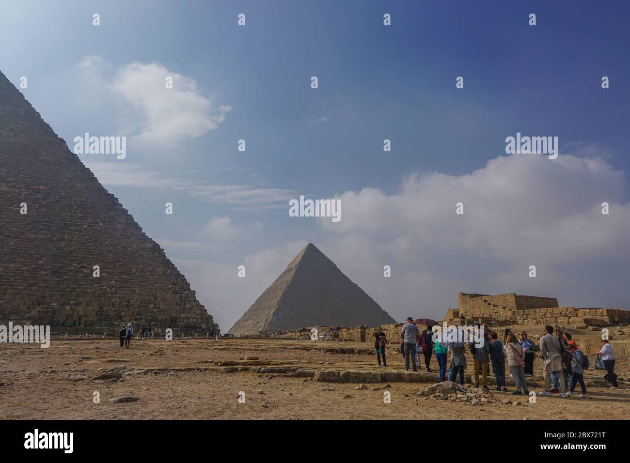 Giza, Egipto: Turistas y guías que exploran el complejo de la pirámide de Khufu. Foto de stock