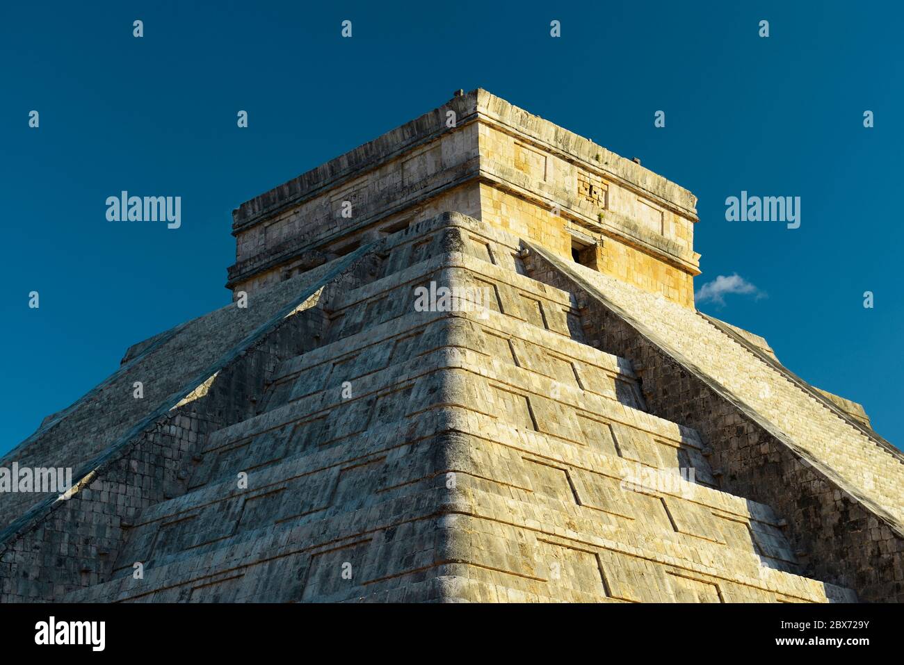 La pirámide Kukulkan o el Castillo en Chichén Itzá al atardecer, México. Foto de stock