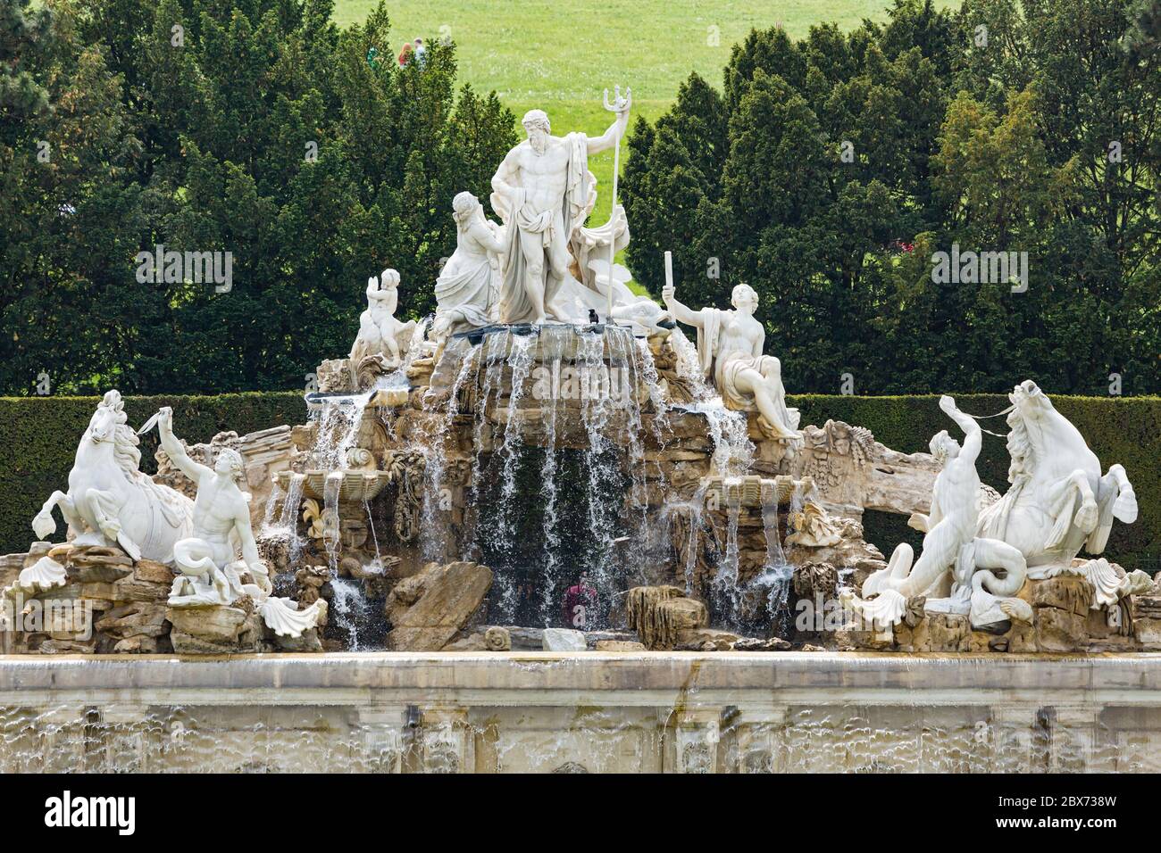Vista a la gran fuente de neptuno con estatuas en el parque del Palacio de Schoenbrunn en Viena, Austria. Foto de stock