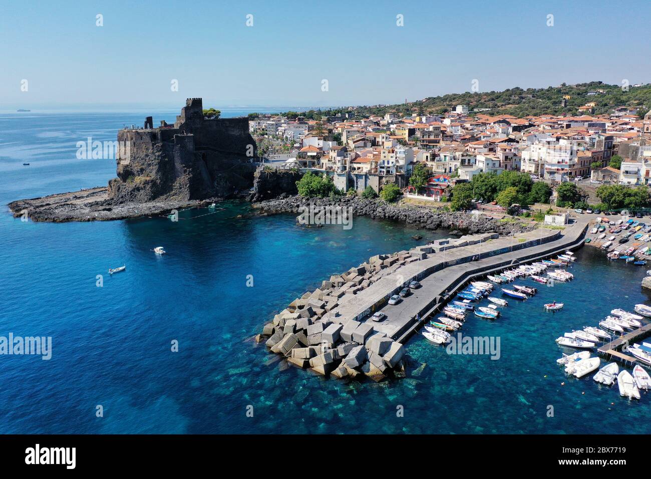 Acicastello mar en temporada de verano en vista aérea desde arriba- Viaje por Sicilia Foto de stock