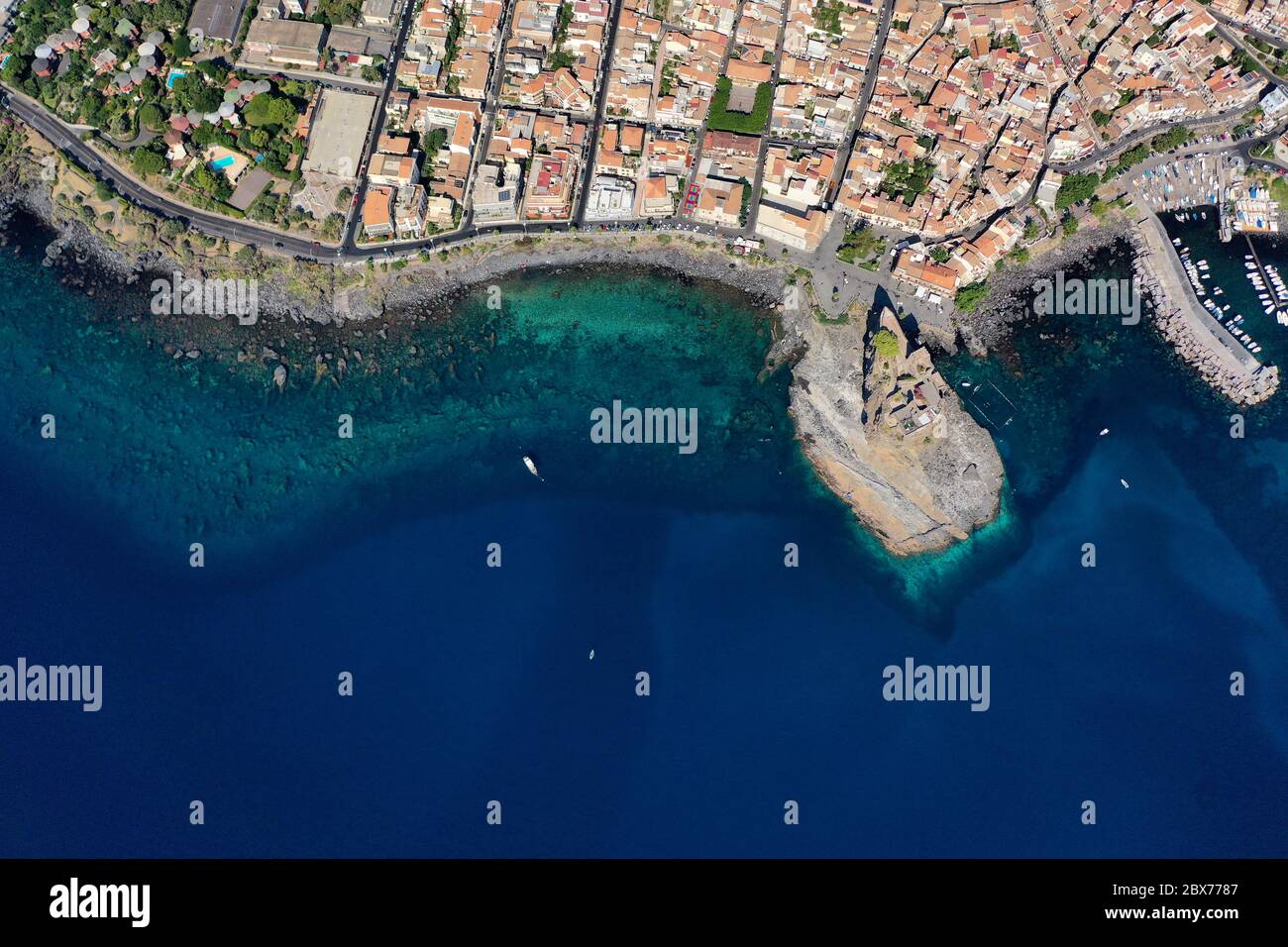 Acicastello mar en temporada de verano en vista aérea desde arriba- Viaje por Sicilia Foto de stock