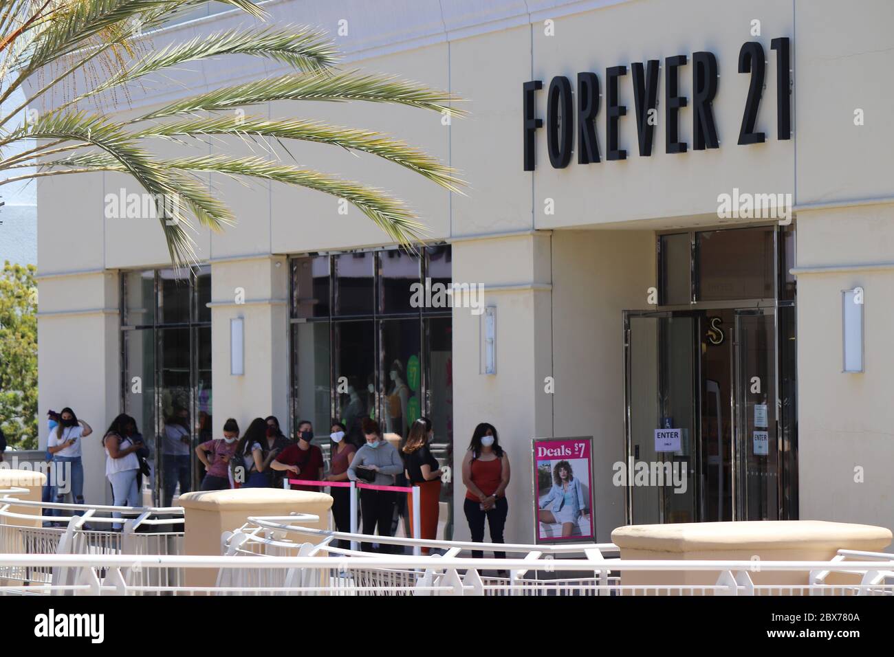 San Diego, CA 5-25-2020 los compradores que usan máscaras esperan en línea  para ir de compras a Forever 21 debido a distanciamiento social Fotografía  de stock - Alamy