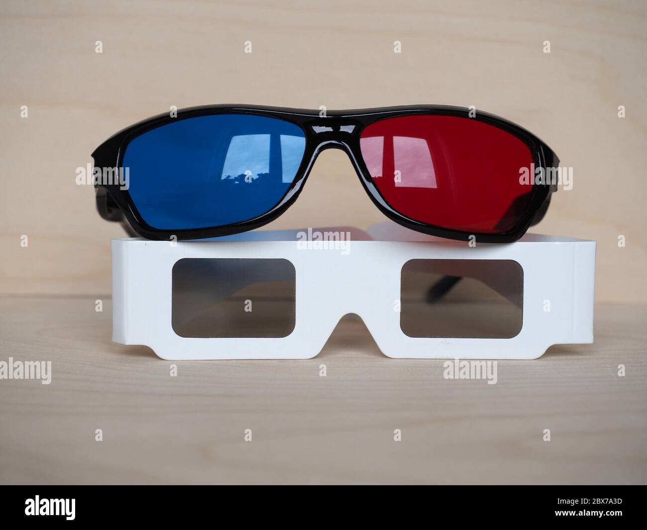 gafas polarizadas de papel pasivo desechables para películas en 3D  Fotografía de stock - Alamy