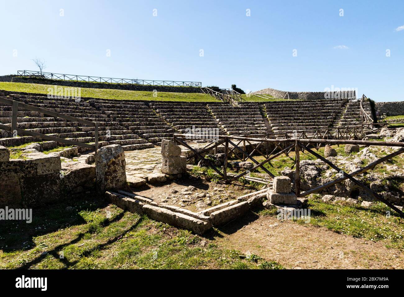 Vistas panorámicas del Teatro Griego en Palazzolo Acreide, Provincia de Siracusa, Italia. Foto de stock