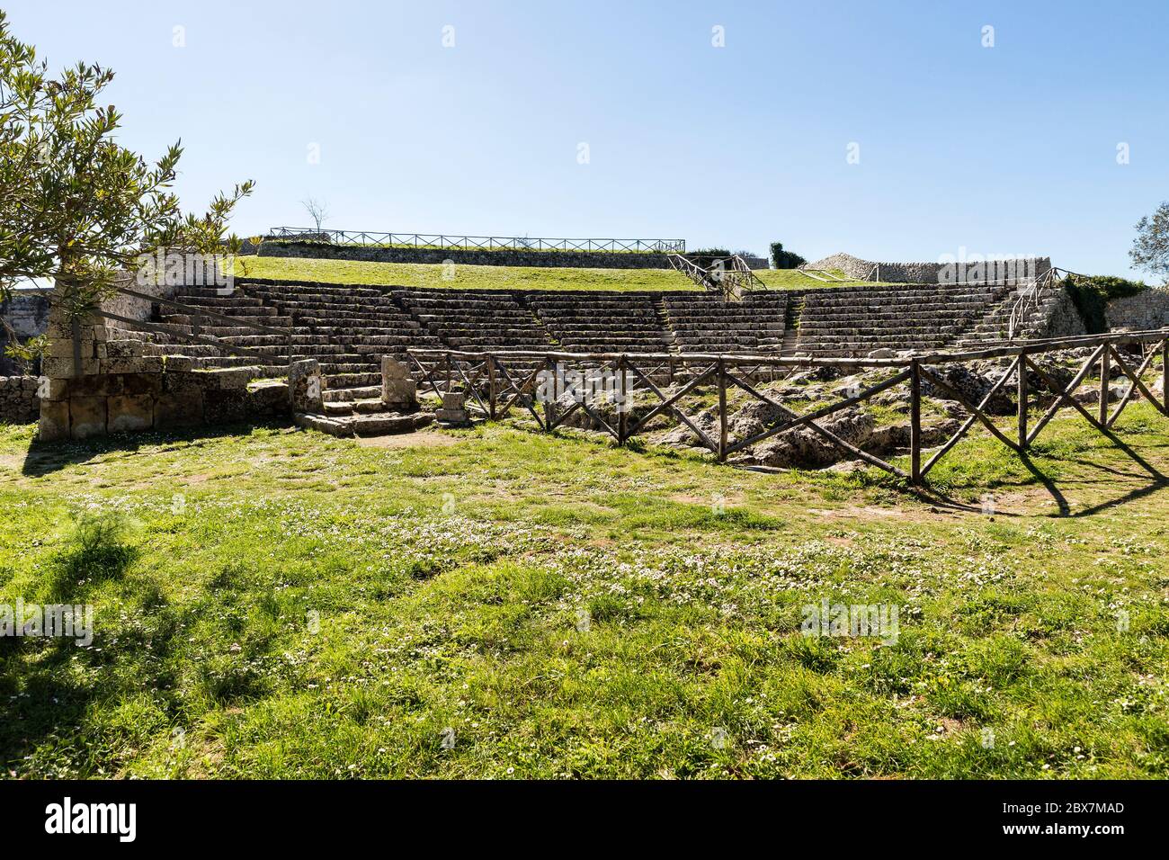 Vistas panorámicas del Teatro Griego en Palazzolo Acreide, Provincia de Siracusa, Italia. Foto de stock