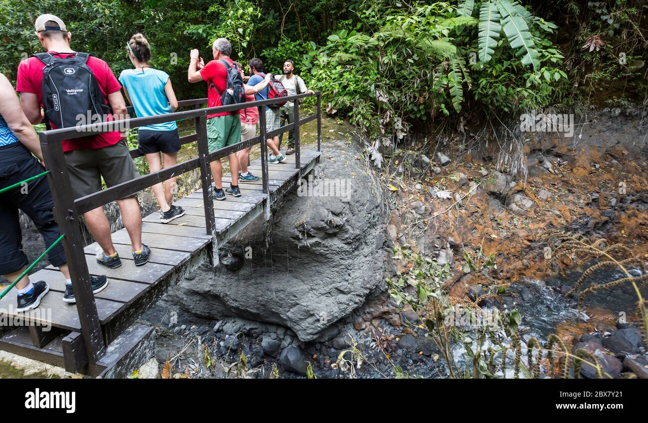 Los turistas que se paren en un puente observan cenizas de la reciente erupción del volcán Rincón de la Vieja, Costa Rica, Centroamérica Foto de stock