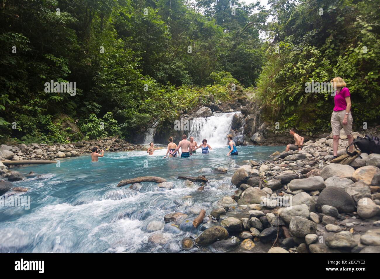 Turistas en la Cascada Azul Aguilar, Sensoria, Reserva de Selva Tropical, Rincón de la Vieja, Provincia de Alajuela, Costa Rica Foto de stock