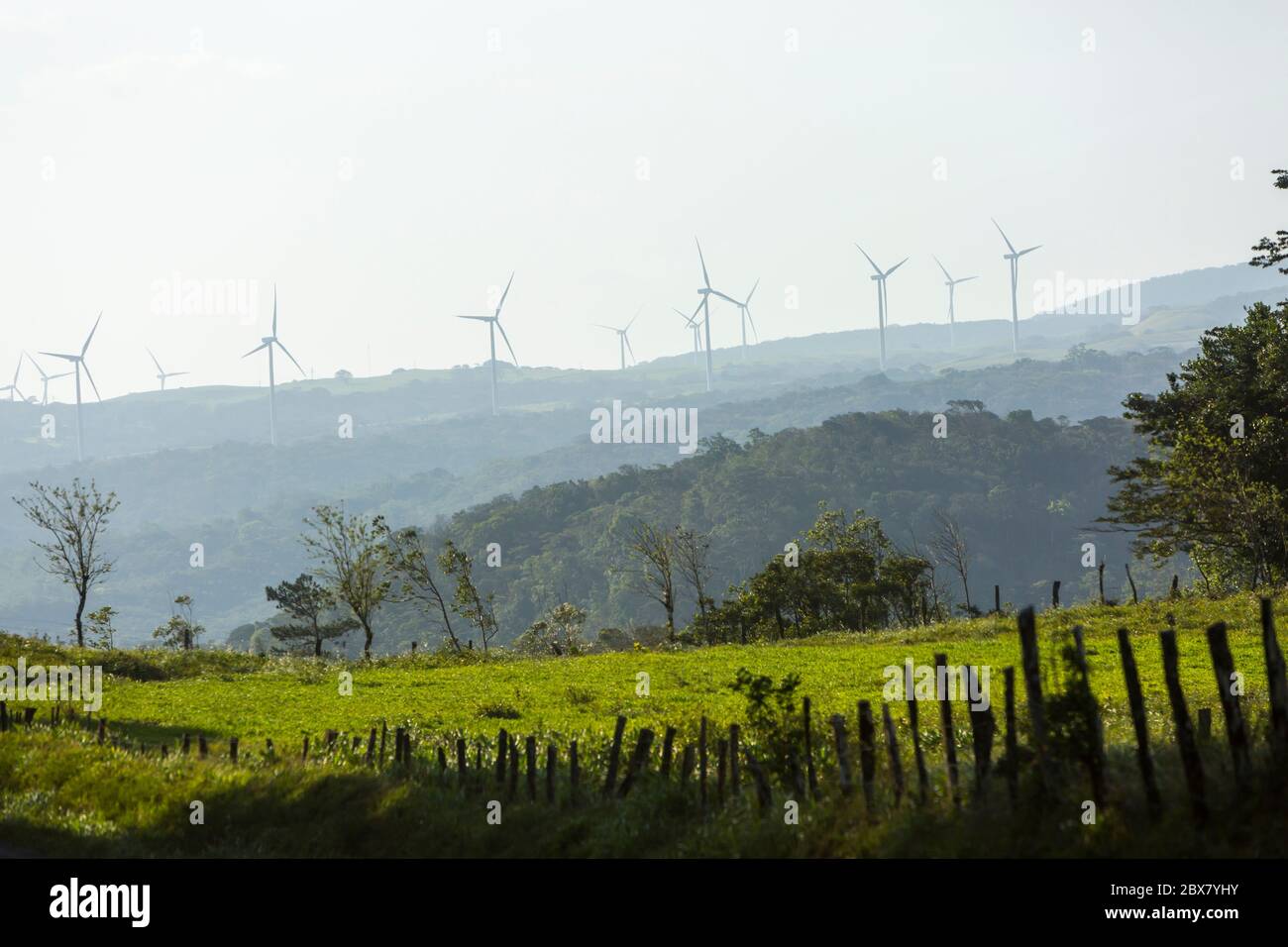 Turbinas eólicas, cerca de dos Ríos, provincia de Guanacaste, norte de Costa Rica, Centroamérica, Costa Rica provee la mayoría de sus necesidades de electricidad vía alterna Foto de stock