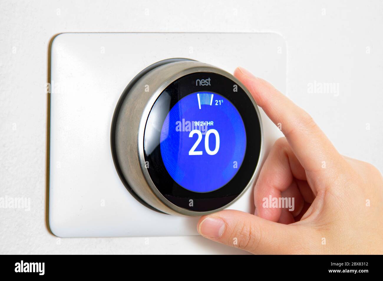 Calgary, Alberta, Canadá. 5-jun-2020. Una persona que refresca el aire  acondicionado de casa, la temperatura está en los parámetros de centígrados  usando un Nest Smart th Fotografía de stock - Alamy