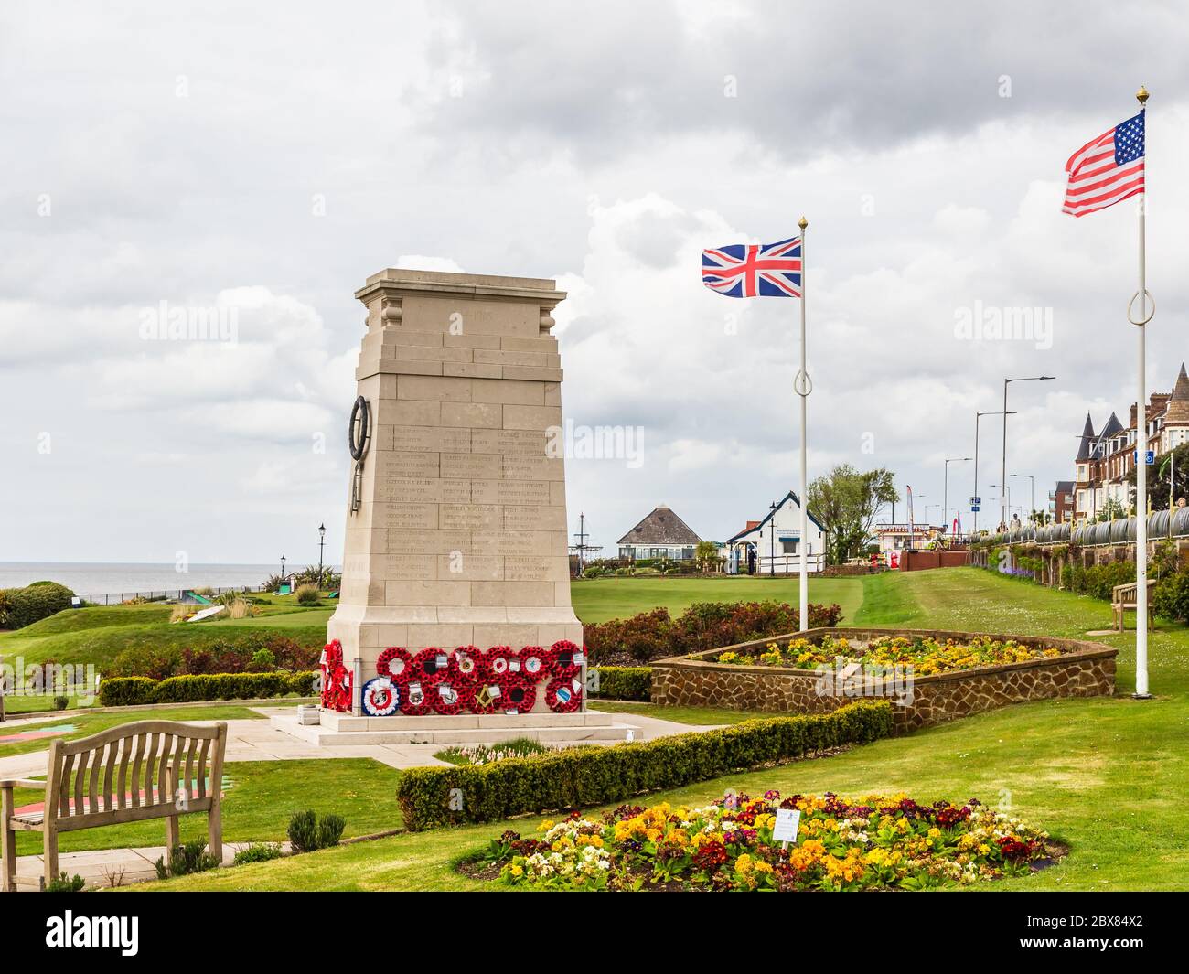 Hunstanton, Norfolk, Inglaterra, Reino Unido, 24 de abril de 2019: Monumento a la Guerra, erigido en 1921, y dedicado a los caídos de la primera y segunda guerras mundiales Foto de stock