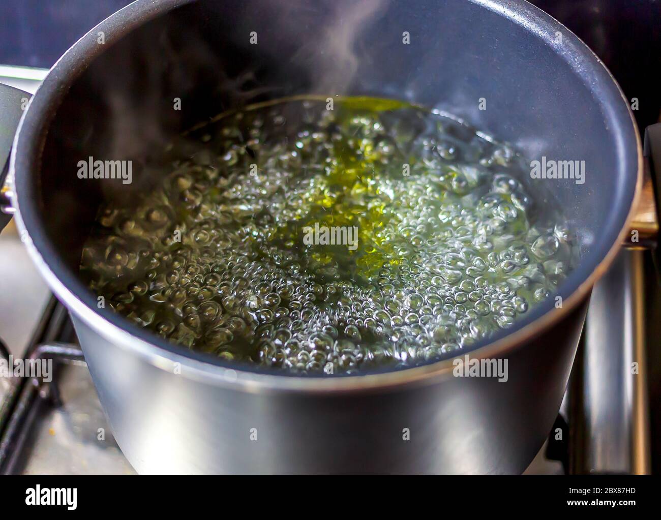 Hervir agua en una olla con aceite, de cerca - enfoque selectivo Fotografía  de stock - Alamy