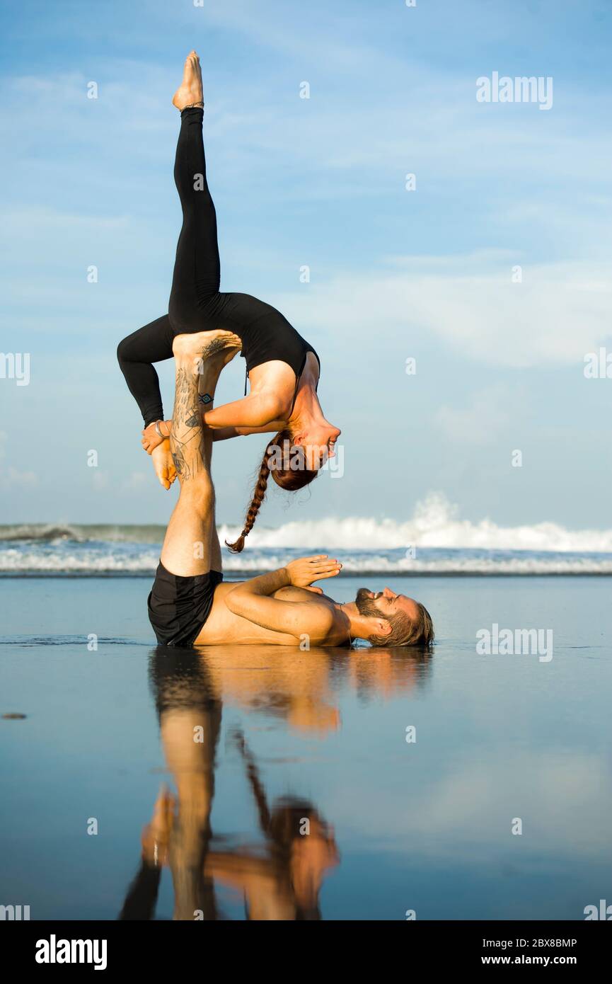 joven atractivo y hermoso acrobat pareja practicando ejercicio de acroyoga concentrado manteniendo el equilibrio practicando yoga en la playa en la relajación y Fotografía de stock - Alamy joven atractivo y hermoso acrobat pareja practicando ejercicio de acroyoga concentrado manteniendo el equilibrio practicando yoga en la playa en la relajación y Fotografía de stock - Alamy