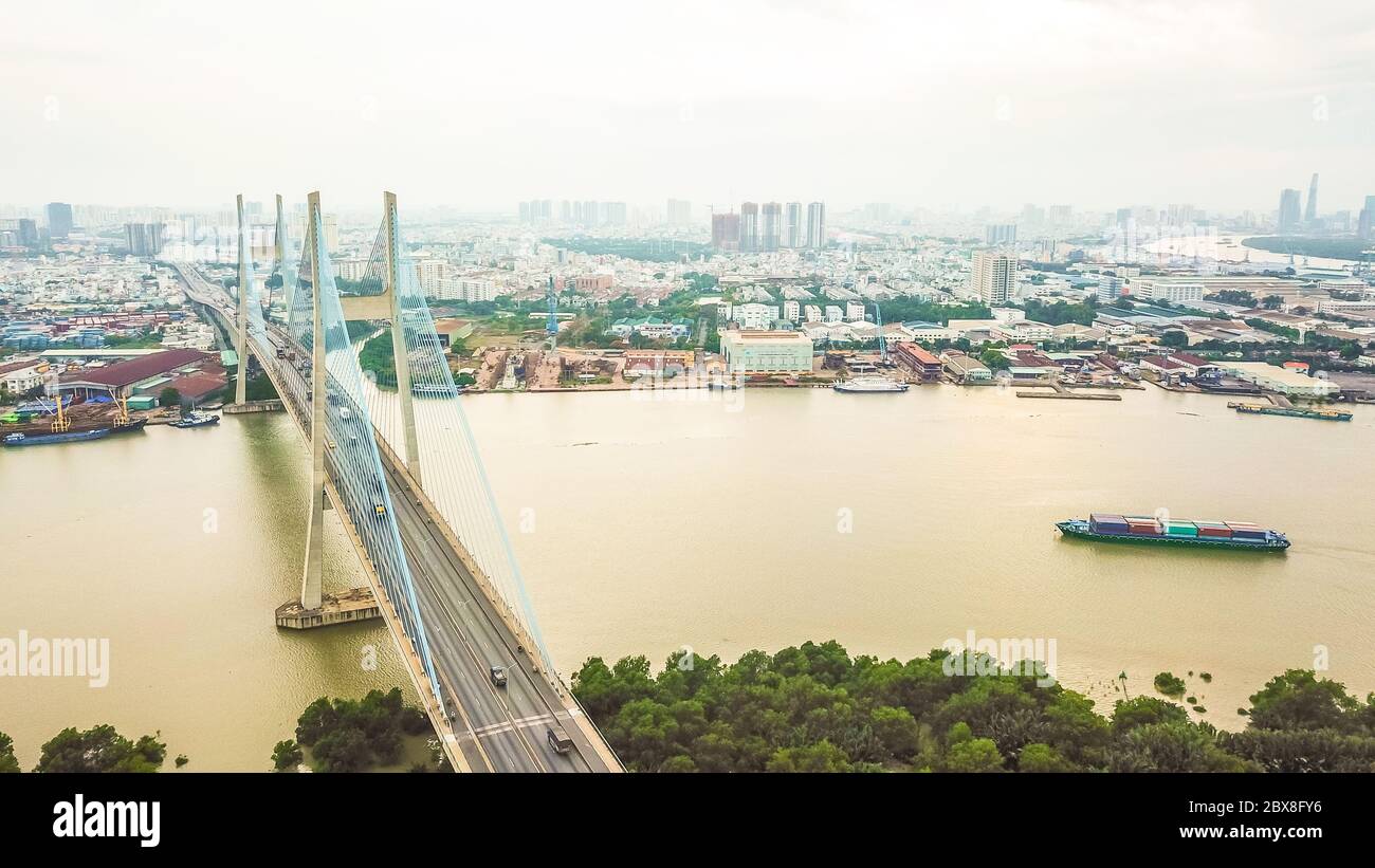 Vista de Drus de Phu Mi puente en la ciudad de Ho Chi Minh. Vietnam Foto de stock