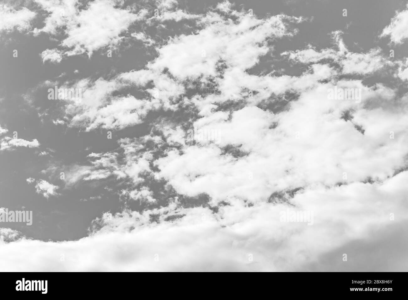 Nubes en el cielo en un día de verano en formato paisaje Foto de stock