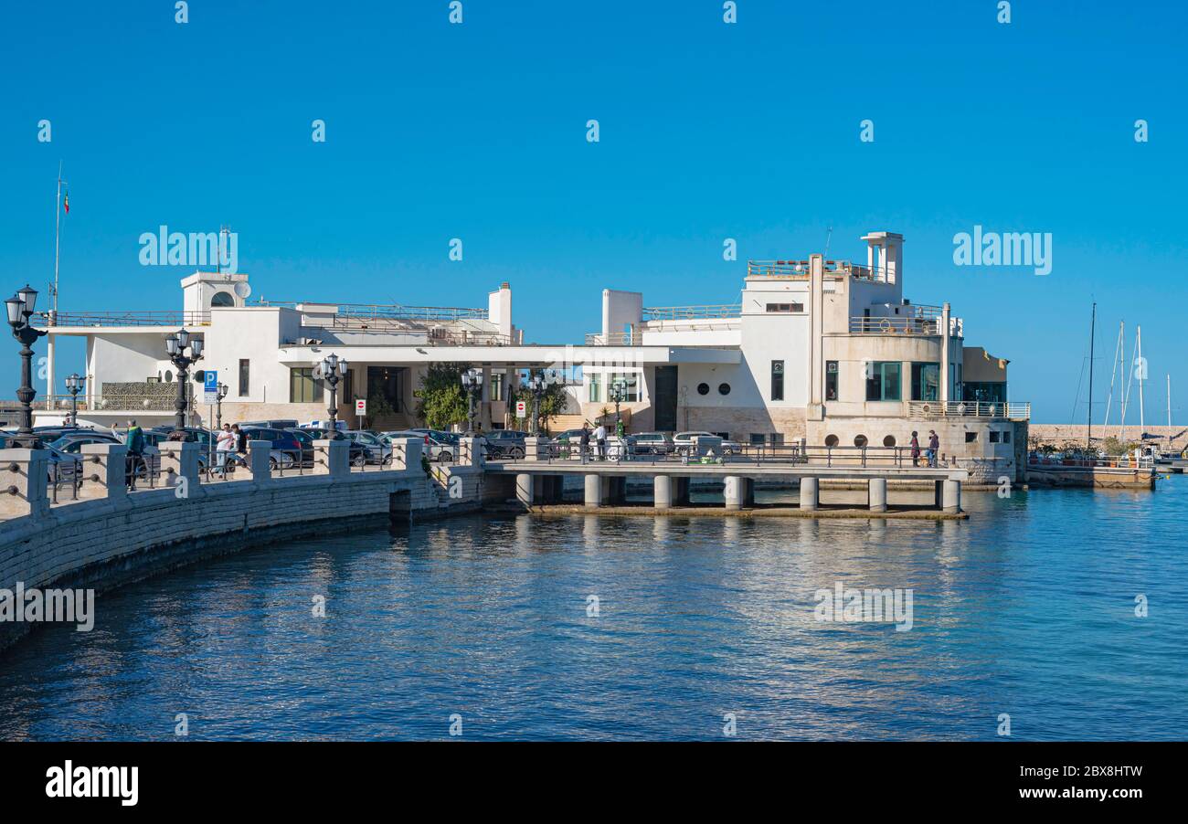 Bari, Italia - 5 de mayo de 2019: Puerto de Bari. Una vista del muelle de San Nicola cerca del casco antiguo directamente sobre el mar. Foto de stock
