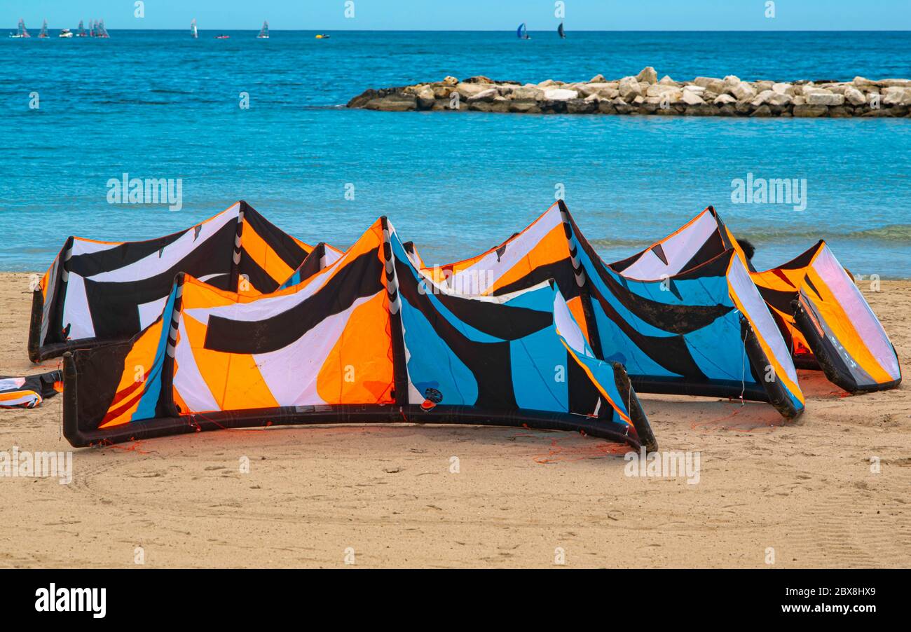Grupo de kitesurfers en la playa de Bari esperando ser utilizado Foto de stock