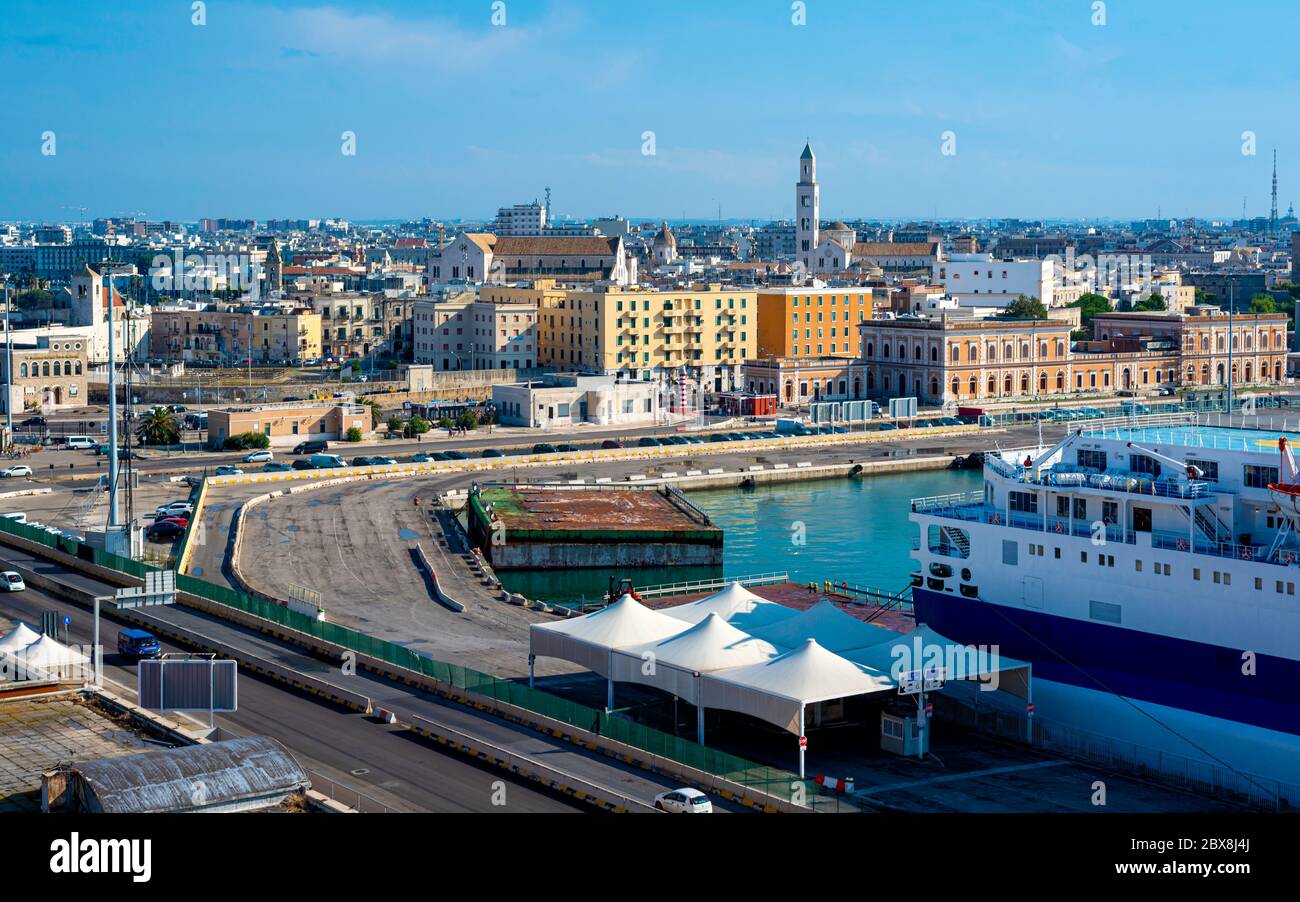 Bari, Italia - 7 de septiembre de 2019: Vista de la ciudad desde la cubierta de un crucero anclado en el puerto de Bari Foto de stock
