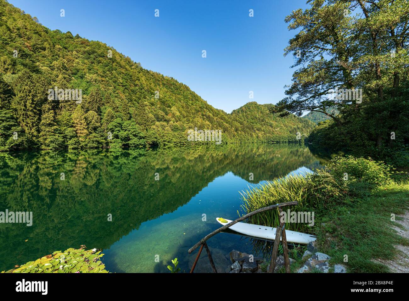Lago di Levico, pequeño y hermoso lago en los Alpes italianos, Valsugana valle, Levico Terme ciudad, provincia de Trento, Trentino Alto Adige, Italia, Europa Foto de stock