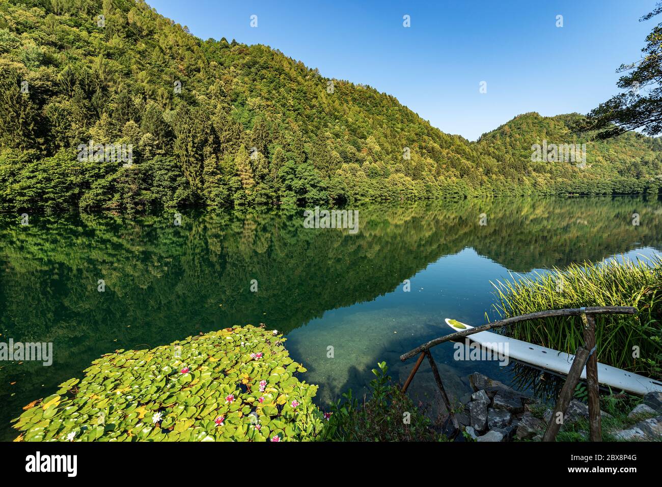 Lago di Levico, pequeño y hermoso lago en los Alpes italianos, Valsugana valle, Levico Terme ciudad, provincia de Trento, Trentino Alto Adige, Italia, Europa Foto de stock