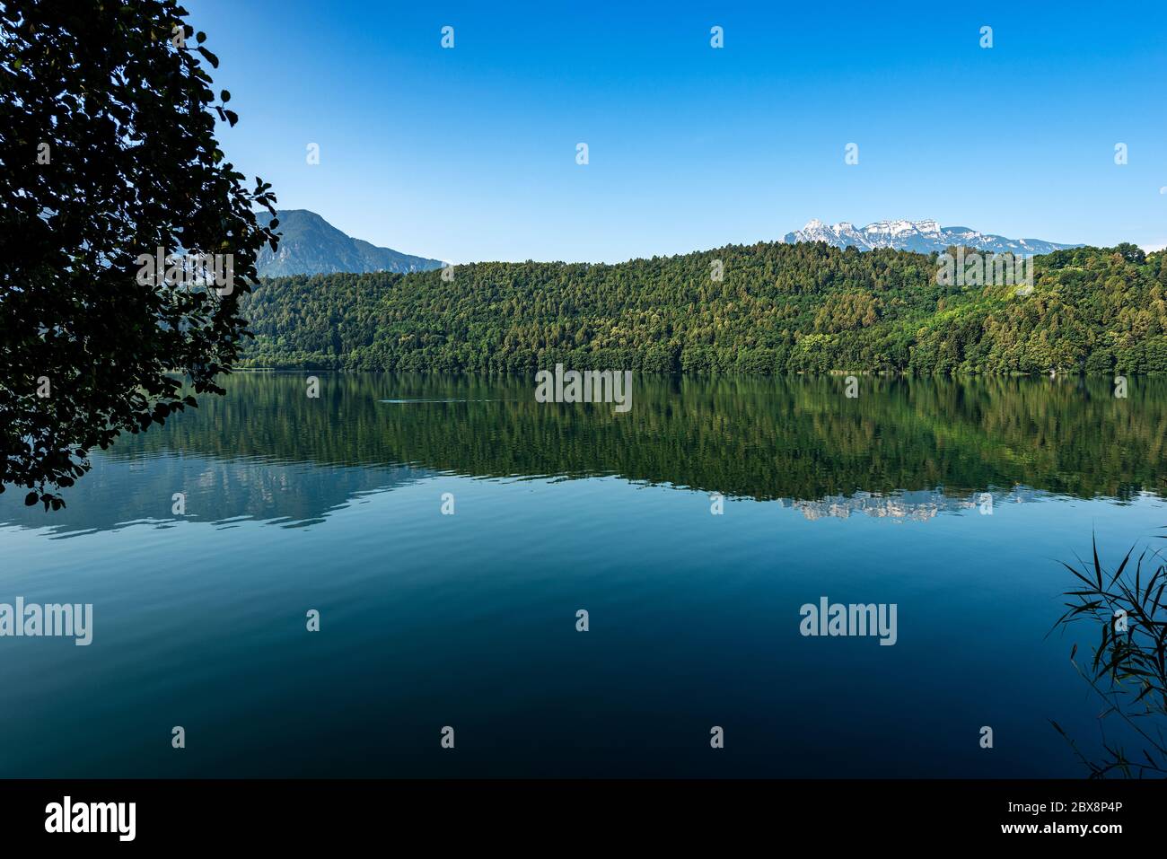 Lago di Levico, pequeño y hermoso lago en los Alpes italianos, ciudad de Levico Terme, provincia de Trento, Trentino Alto Adige, Italia, Europa Foto de stock