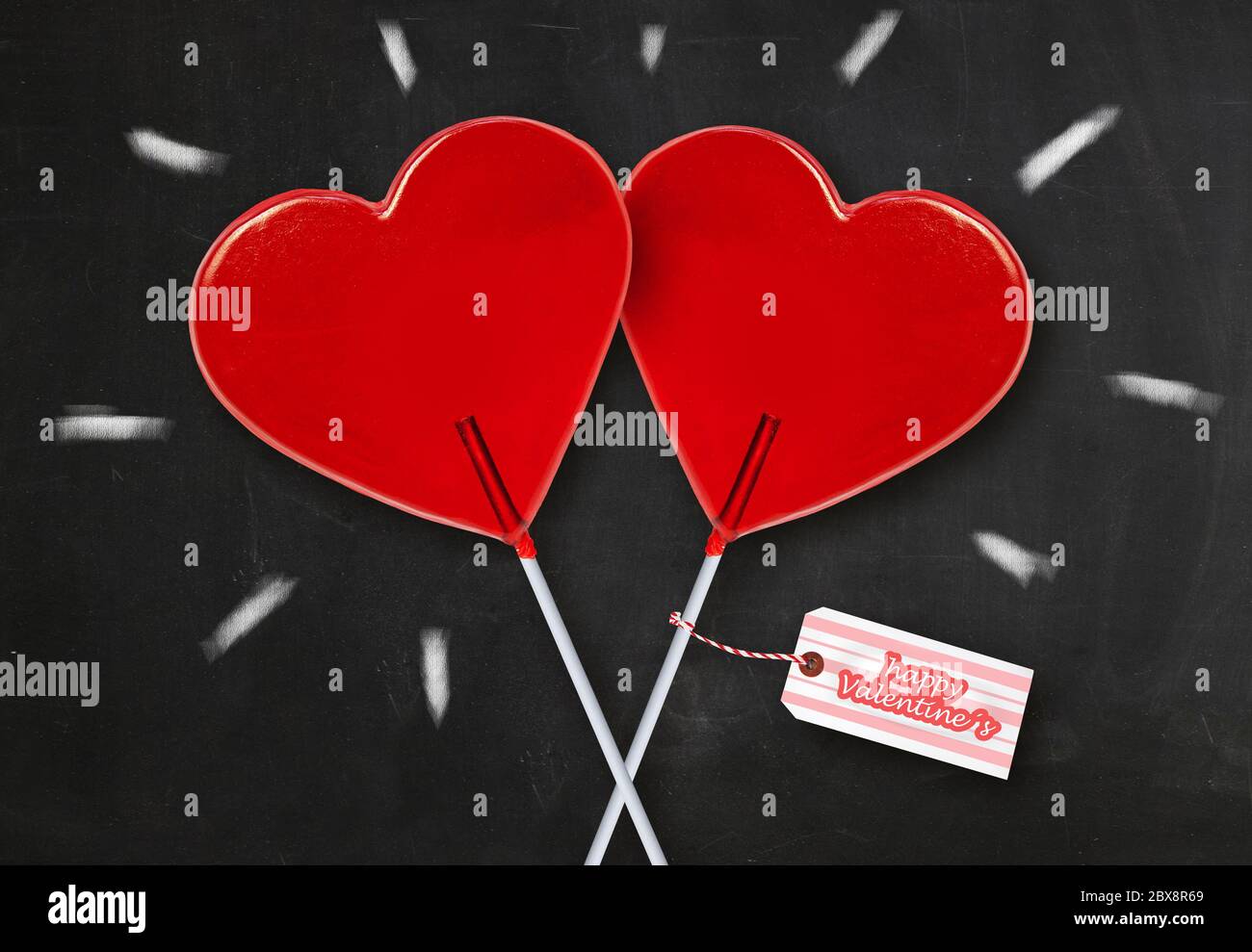 Papel mural tarjeta de felicitación día de San Valentín con un par de  lollipop rojo corazón juntos aislados en pizarra con chispas de tiza  celebrando romanti Fotografía de stock - Alamy