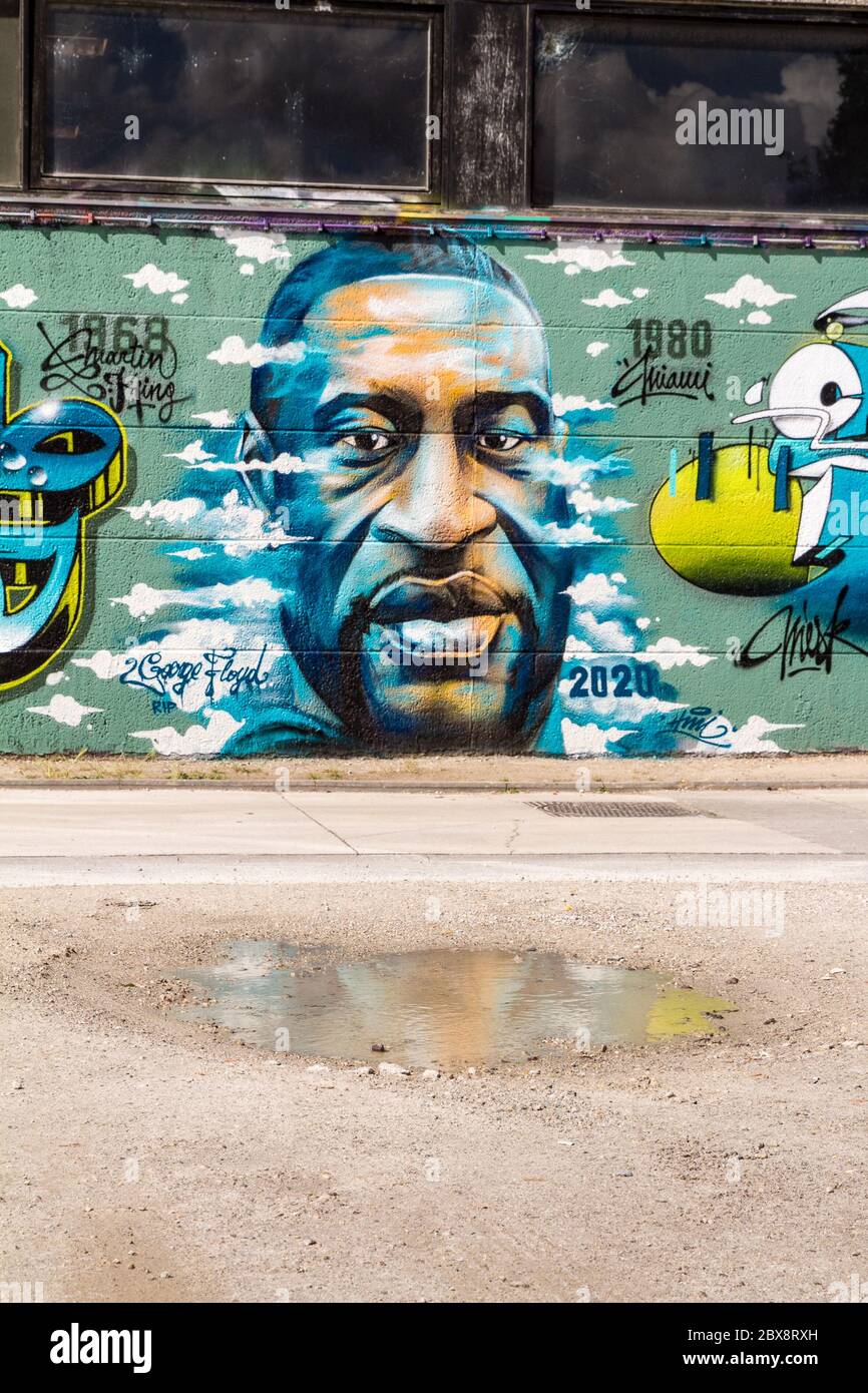 Bélgica, fresco en homenaje a George Floyd por el colectivo CNN 199. También está dedicado a Adil, un joven asesinado durante un control policial en Anderl Foto de stock