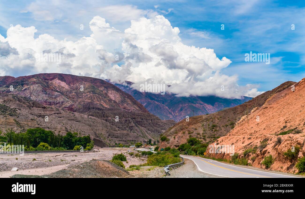 Ruta 40 desierta a través de montañas llenas de color en el Parque Nacional los Cardones (Parque Nacional) en la provincia de Salta, Argentina Foto de stock