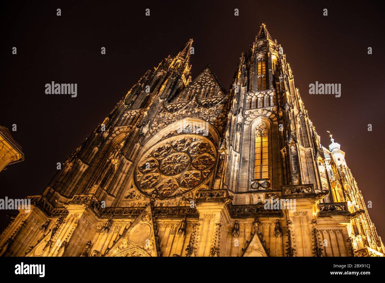 Vista frontal de la catedral de San Vito en el Castillo de Praga por la noche, Praga, República Checa. Foto de stock