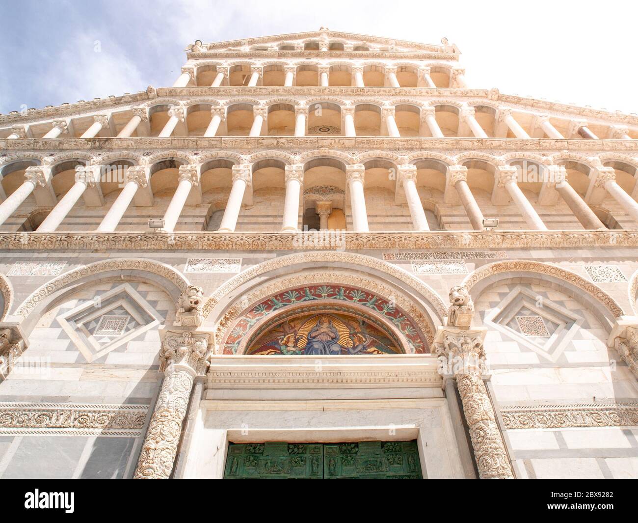 Vista frontal del portal románico ornamental de la Catedral de Pisa - Catedral católica dedicada a la Asunción de la Virgen María, Piazza dei Miracoli, Pisa, Toscana, Italia. Patrimonio de la Humanidad de la UNESCO. Foto de stock