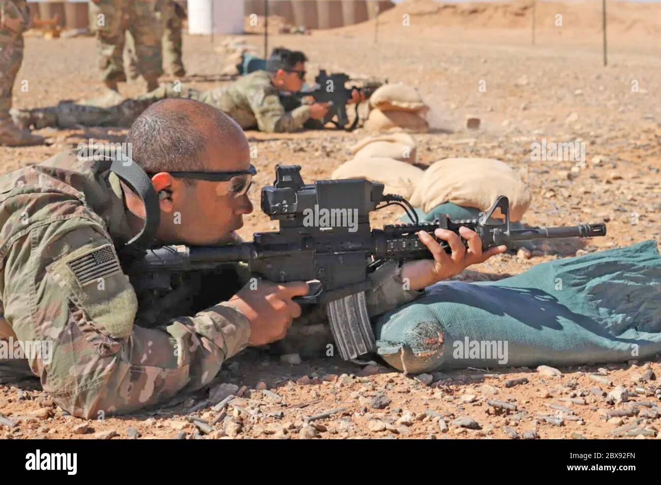 SMASH 2000 pistola láser computarizada montada en un carabina M4A1 en uso por el Ejército de EE.UU. En un rango cerca de la guarnición de AT-TANF en el sur de Siria, 30 de mayo de 2020. Foto: Personal Sgt. William Howard, Ejército de los Estados Unidos. Foto de stock