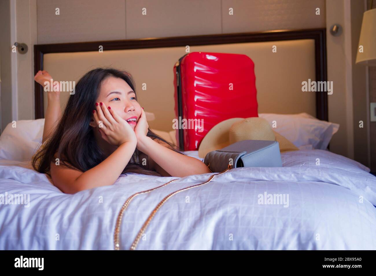 Estilo De Vida Retrato De Joven Feliz Y Hermosa Mujer Turística Asiática Coreana Con Maleta De
