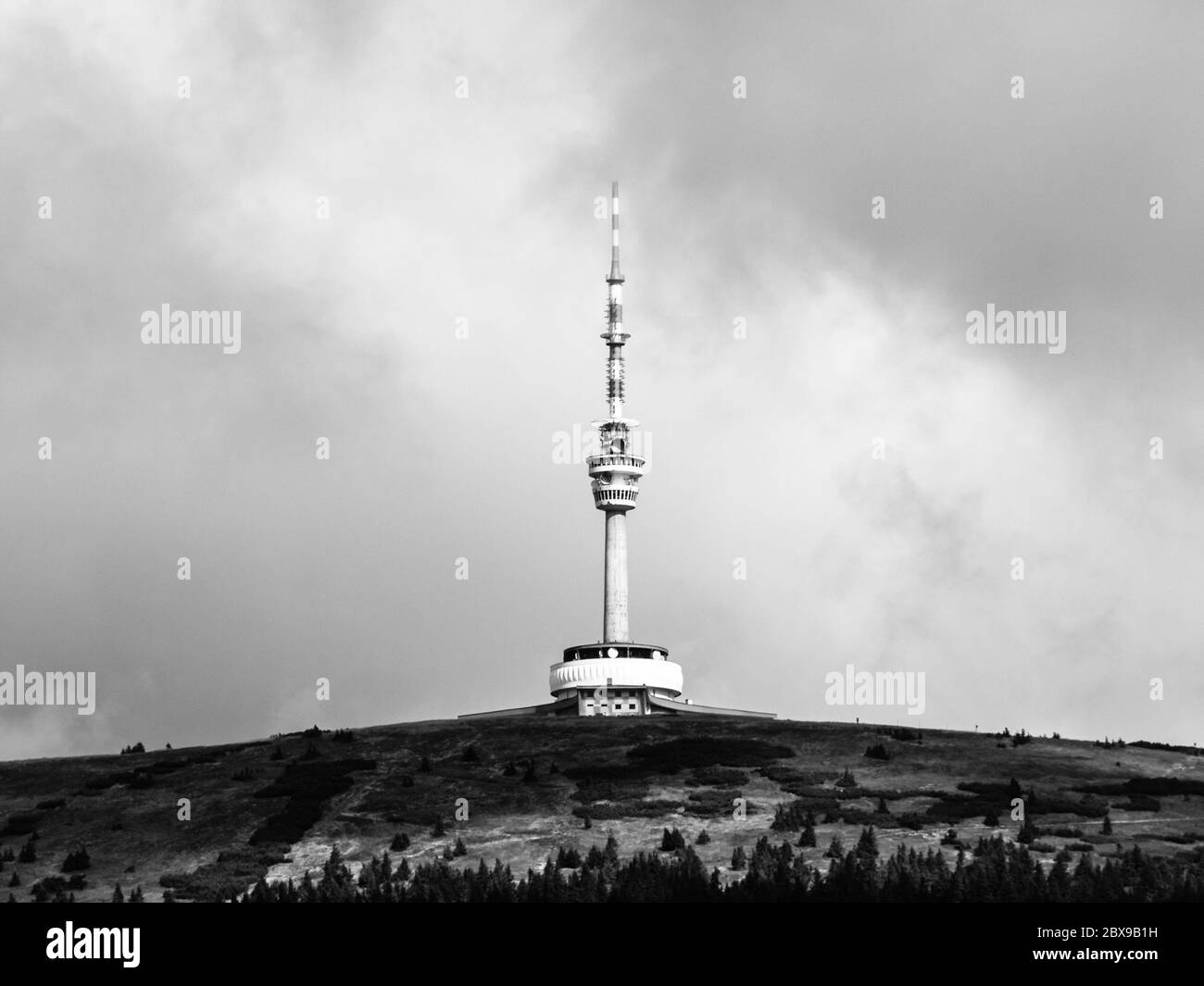 Transmisor de televisión y torre mirador en la cumbre de la Montaña Pradada, Hruby Jesenik, República Checa. Imagen en blanco y negro. Foto de stock