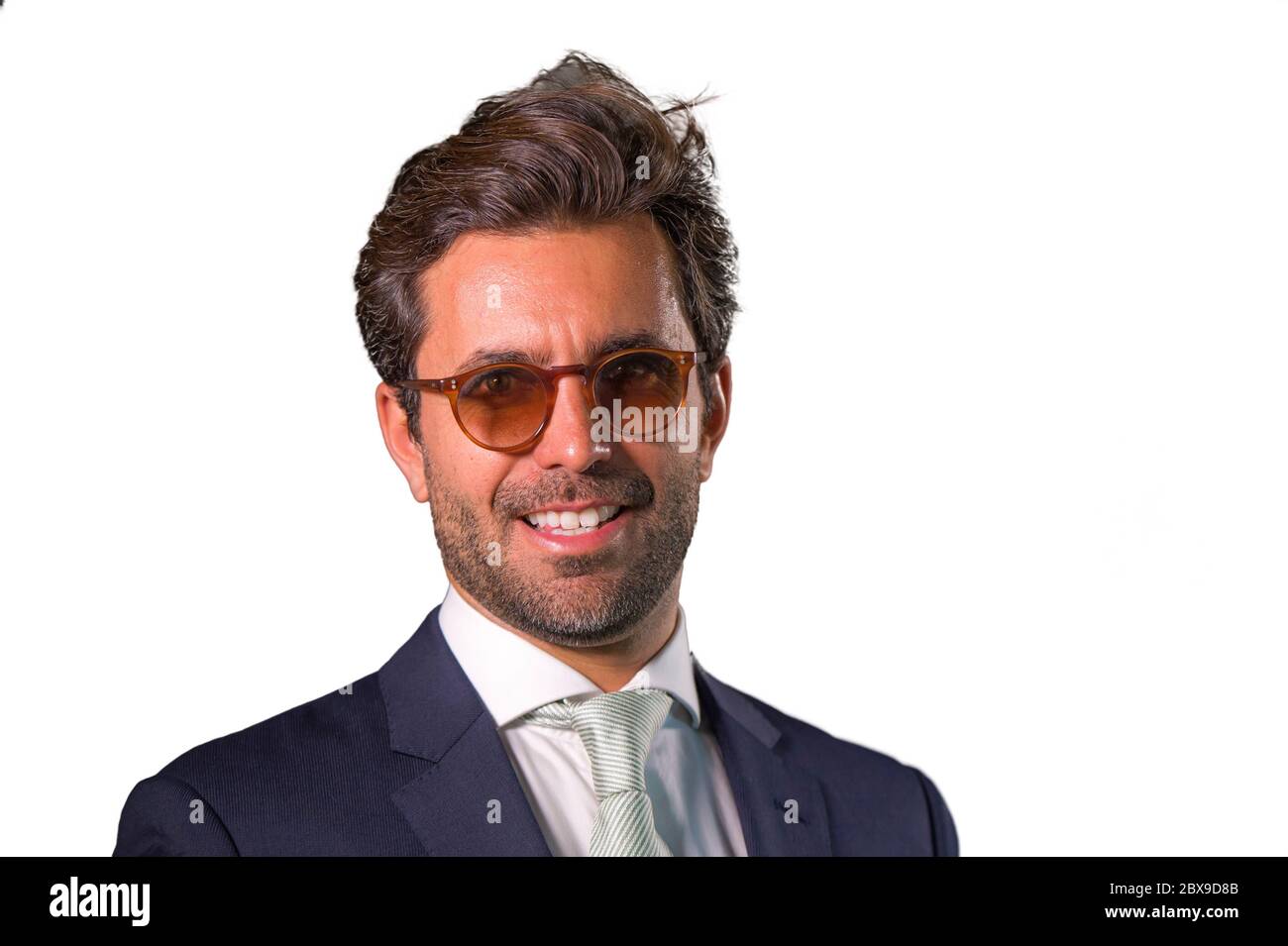 joven elegante y guapo hombre feliz en traje posando para la empresa de ...