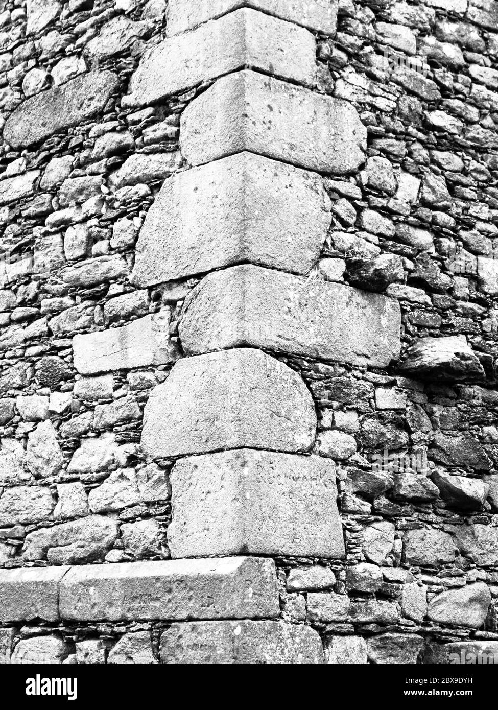 Detalle de construcción de la pared de esquina de antiguo castillo histórico o la ruina. Arquitectura vintage. Foto de stock