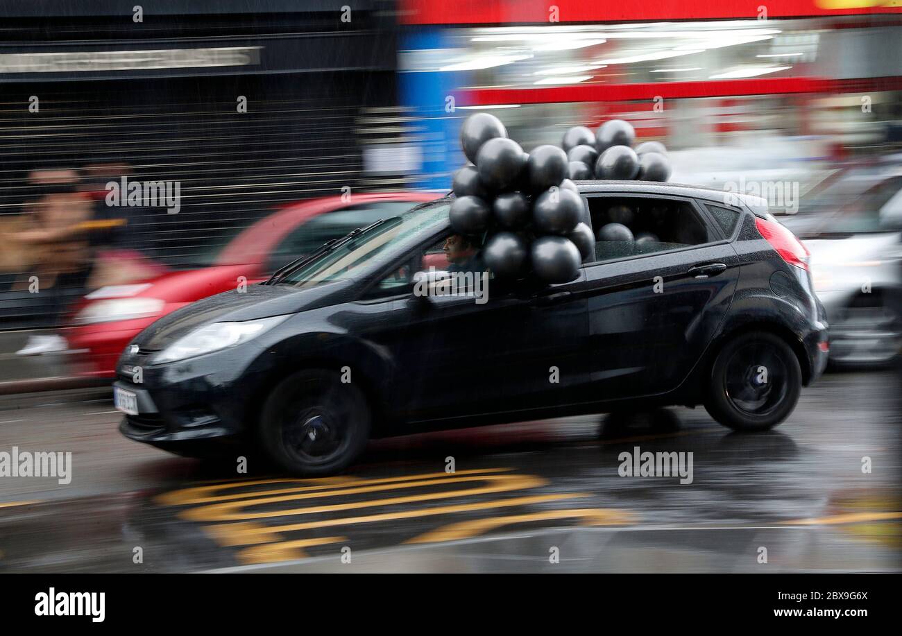 Leicester, Leicestershire, Reino Unido. 6 de junio de 2020. Un coche decorado con globos negros pasa una manifestación de "Black Lives Matter" tras la muerte de George Floyd mientras estaba bajo la custodia de la policía de Minneapolis. Darren Staples/Alamy Live News. Foto de stock