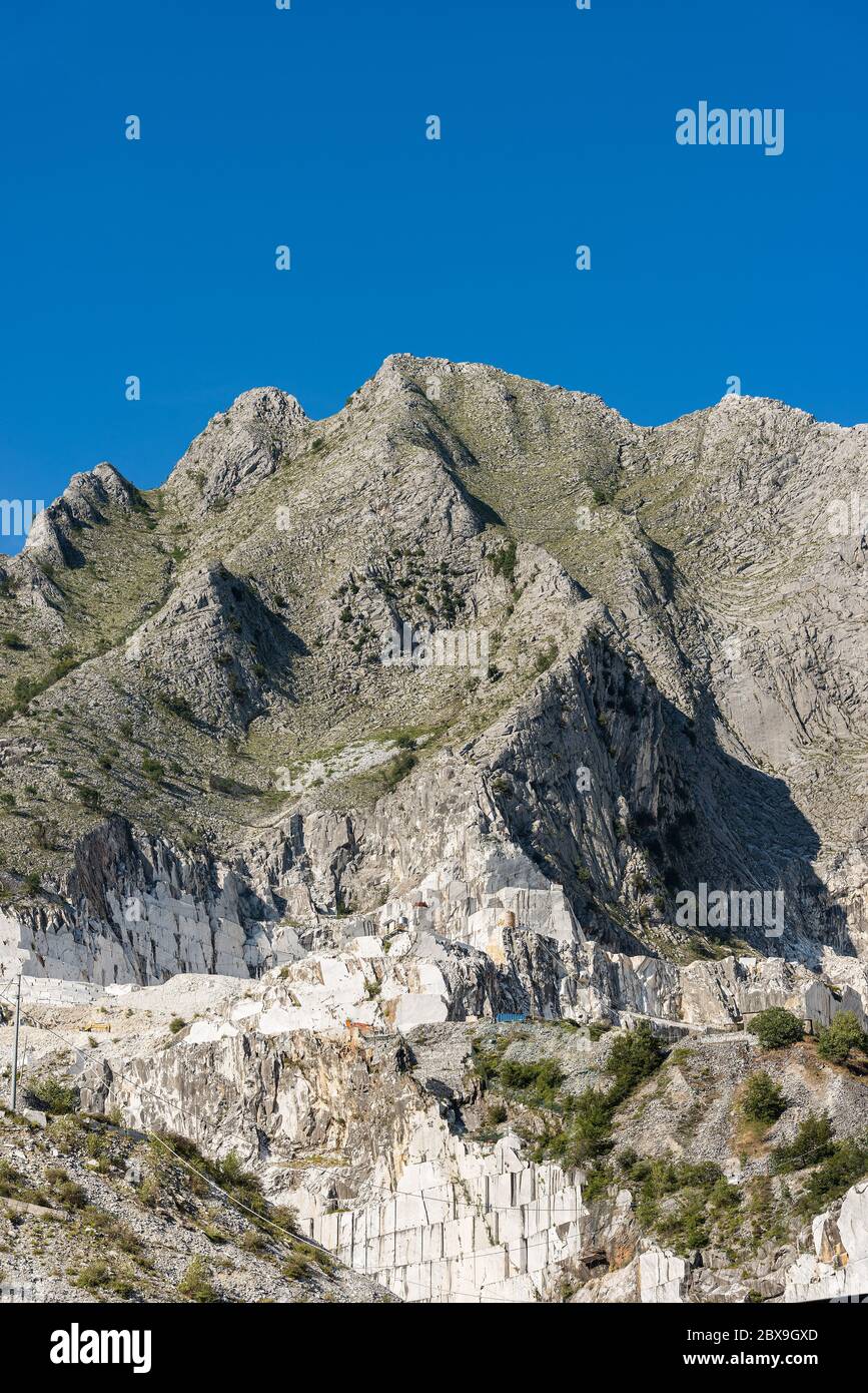 Canteras famosas de mármol blanco Carrara en los Alpes Apuanos, Toscana