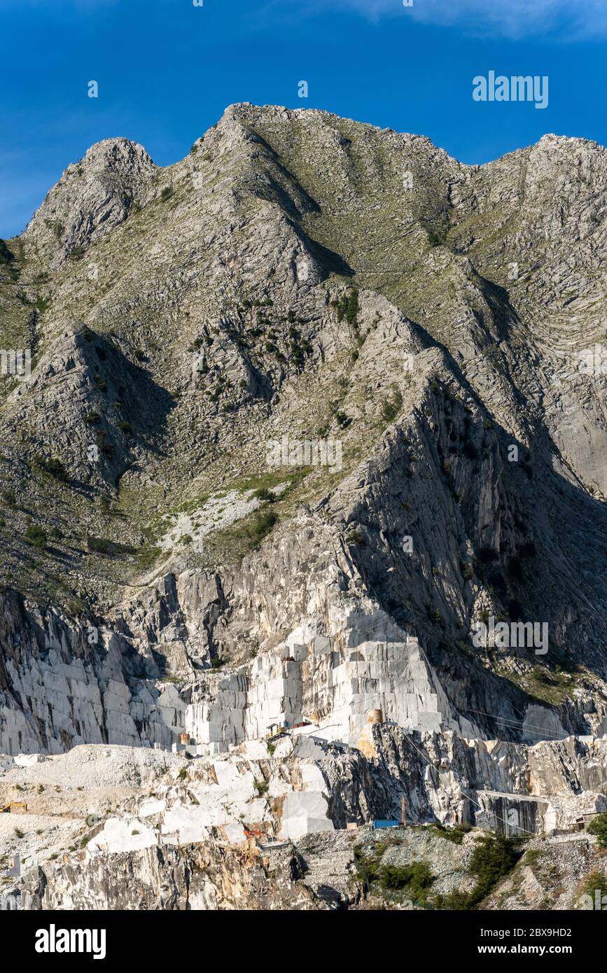Canteras famosas de mármol blanco Carrara en los Alpes Apuanos, Toscana