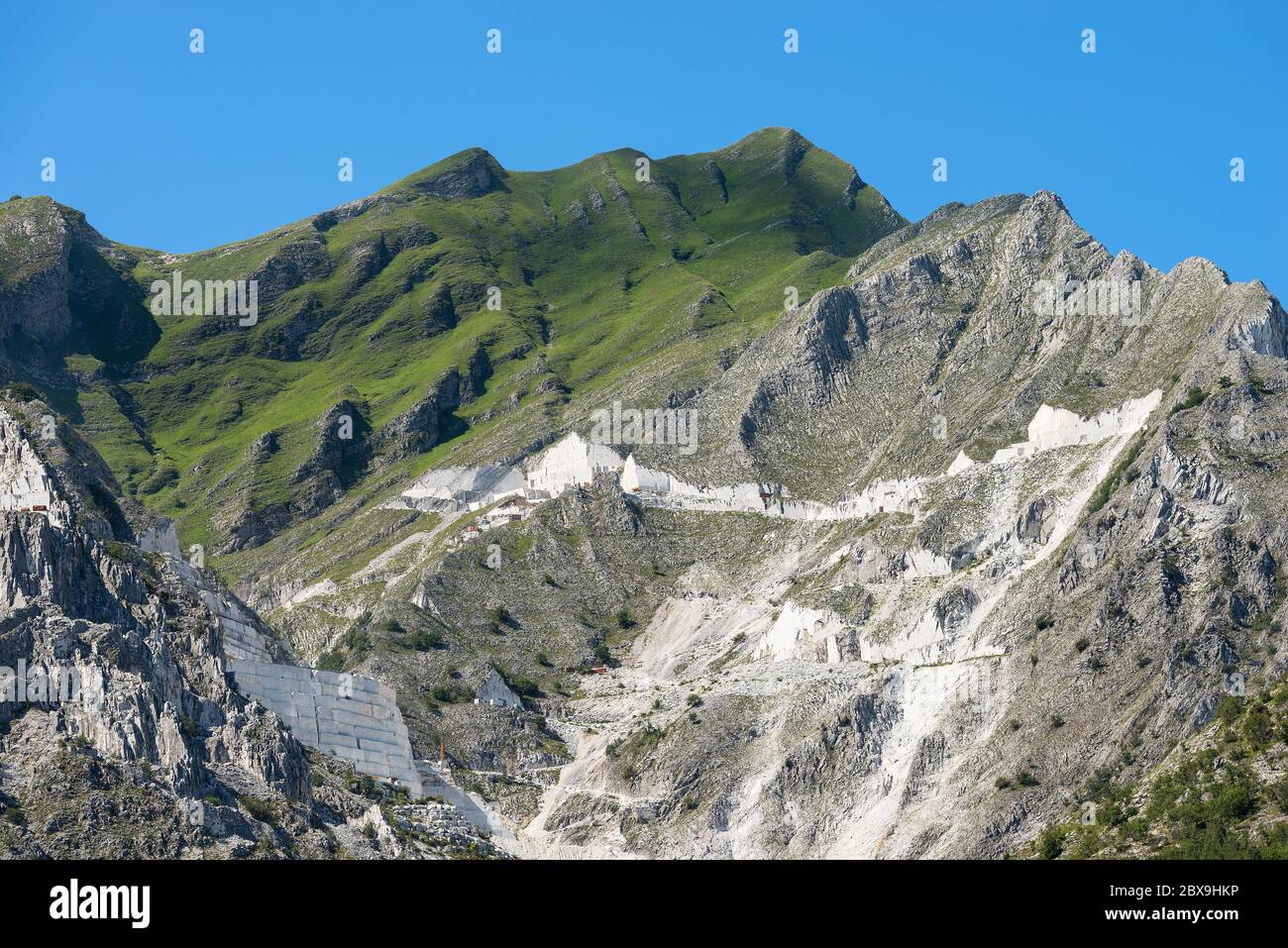 Canteras famosas de mármol blanco Carrara en los Alpes Apuanos, Toscana