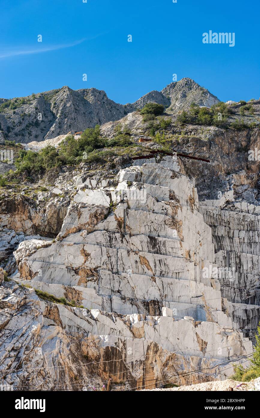 Canteras famosas de mármol blanco Carrara en los Alpes Apuanos, Toscana