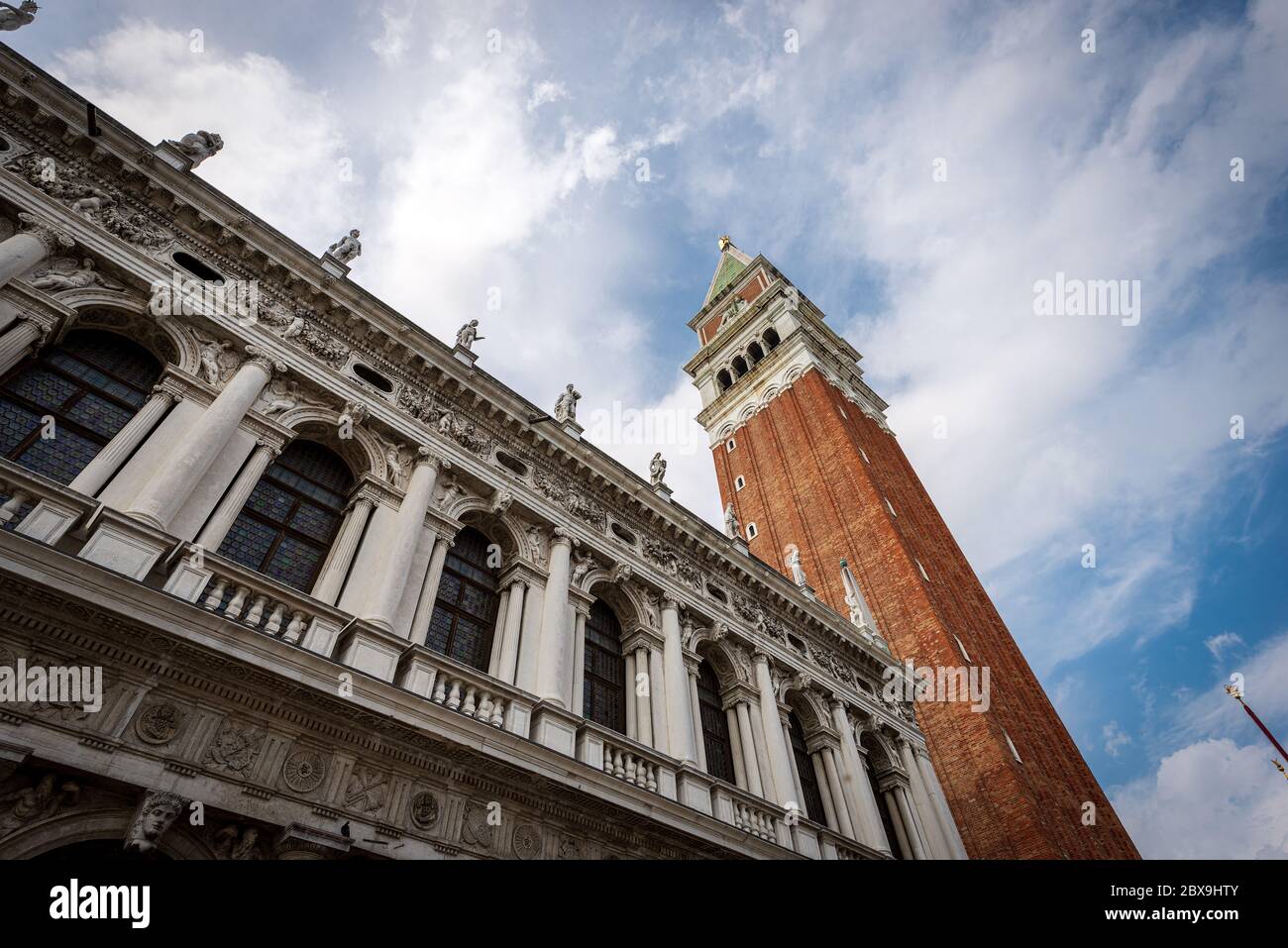 Venecia Italia, Piazza San Marco, con el campanario (Campanile) y el palacio de la Biblioteca Nazionale Marciana (Biblioteca). Veneto, Italia, Europa Foto de stock