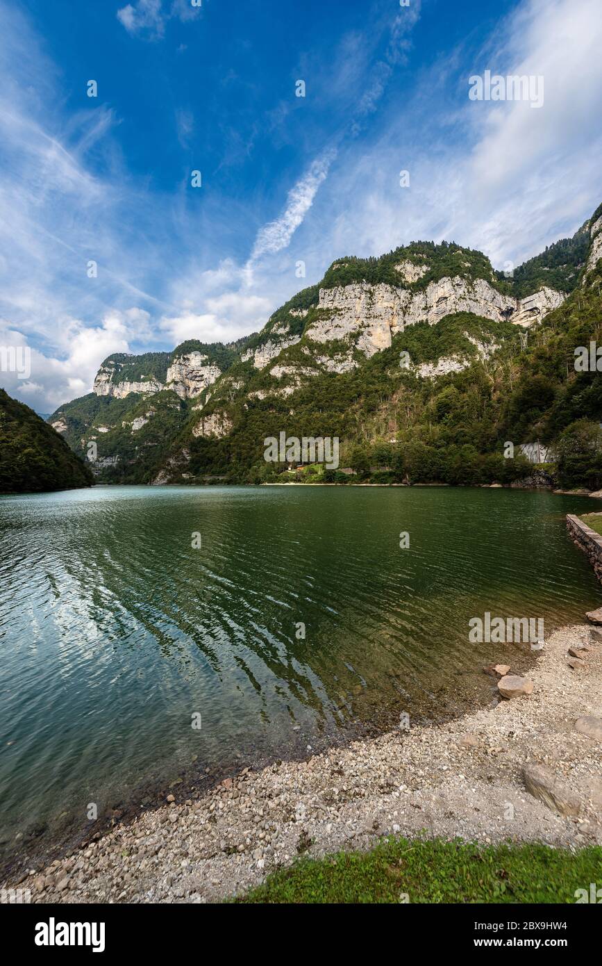 Lago Schener, pequeño lago artificial en los Alpes, Trentino Alto Adige y Veneto, Pontet, Fiera di Primiero, Italia, Europa Foto de stock