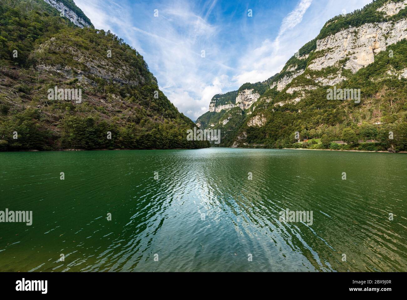 Lago Schener, pequeño lago artificial en los Alpes, Trentino Alto Adige y Veneto, Pontet, Fiera di Primiero, Italia, Europa Foto de stock