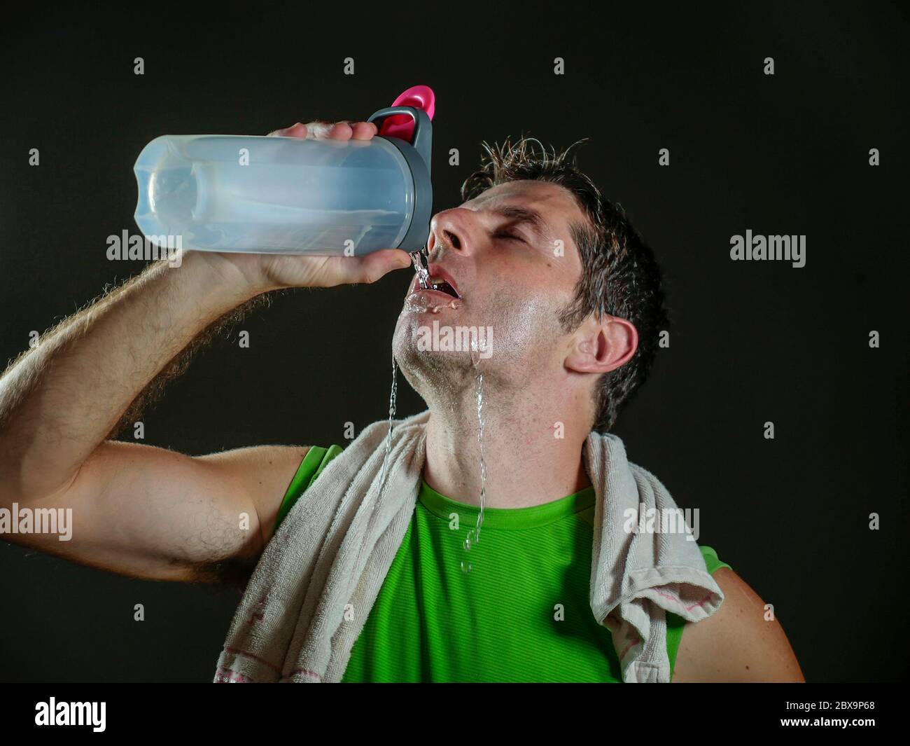 Hombre Tatuado Con Toalla Bebiendo Agua De Botella Deportiva En El Gimnasio  Imagen de archivo - Imagen de tatuado, gordo: 194021233