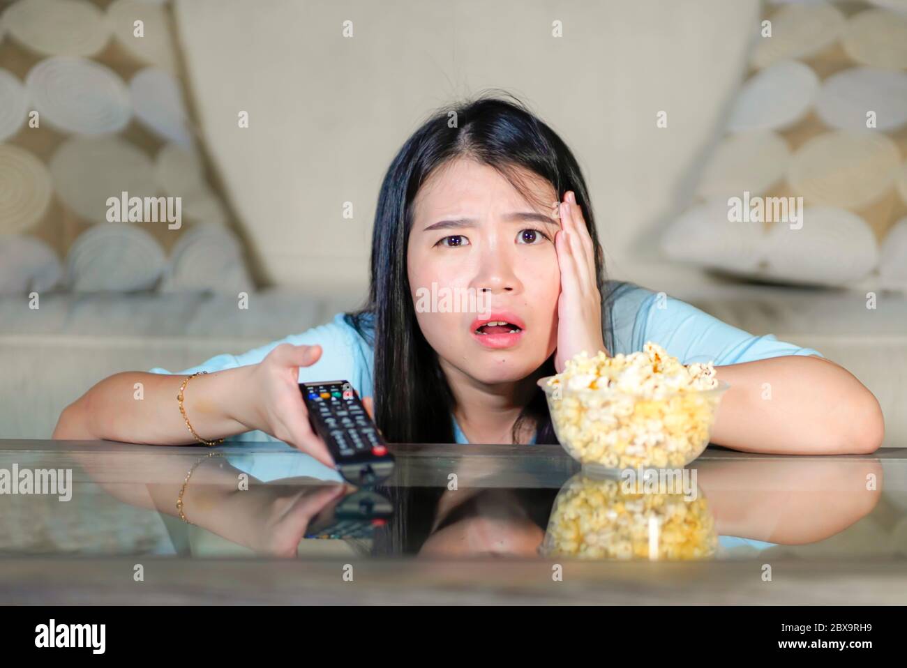 Joven Hermosa Y Relajada Mujer Japonesa Asiática Viendo El Drama Coreano En La Televisión En La 