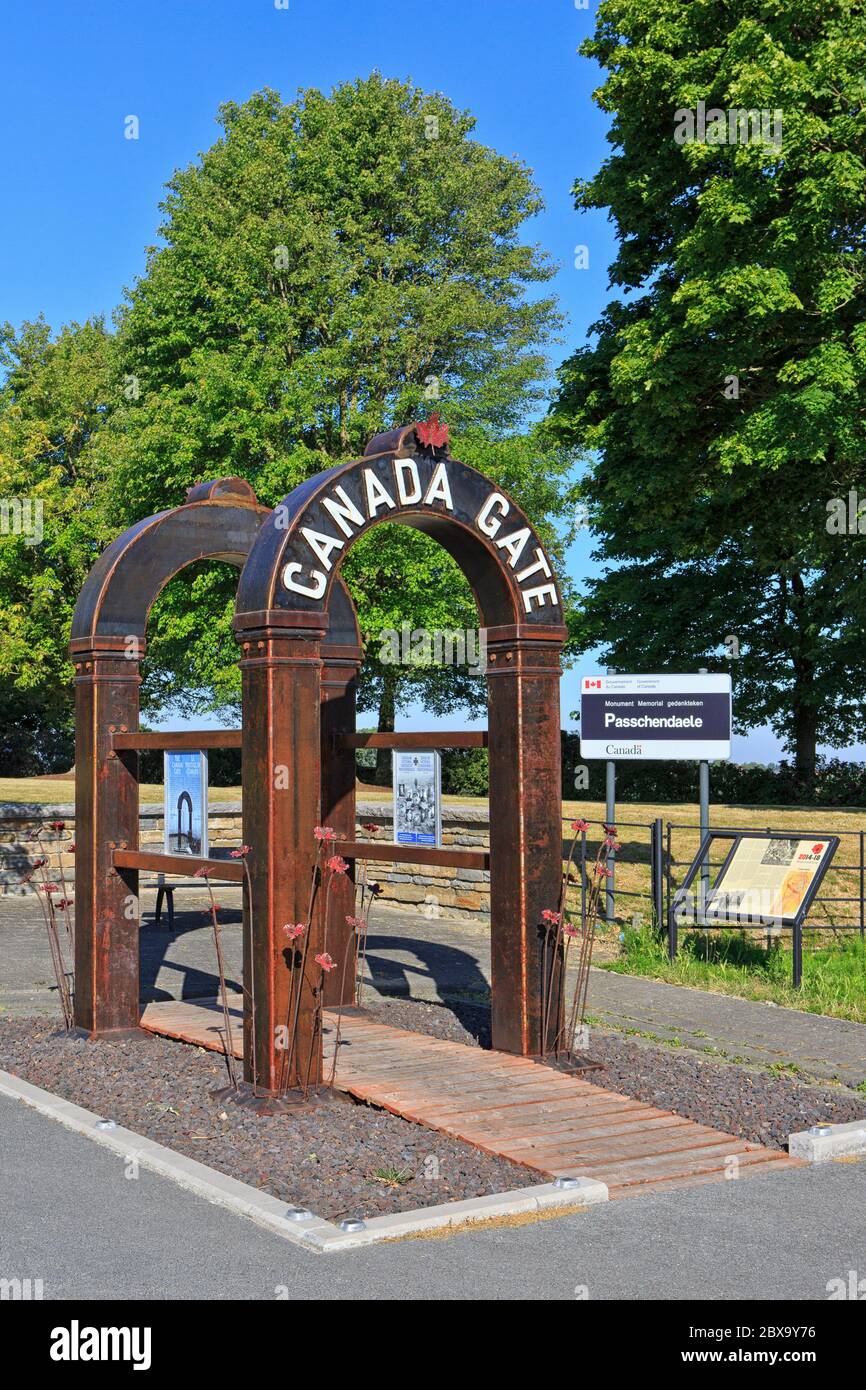 La Puerta de Canadá en el monumento conmemorativo canadiense de  Passchendaele (Crest Farm) para las acciones del cuerpo canadiense en  Passchendaele durante la primera Guerra Mundial Fotografía de stock - Alamy